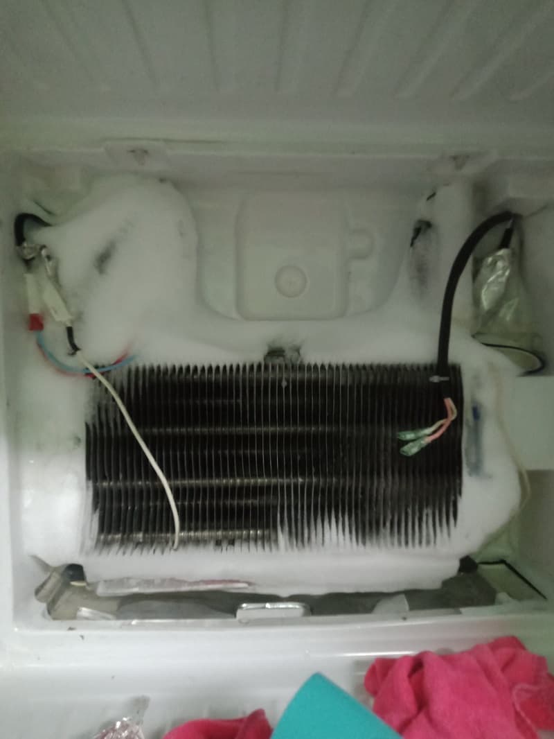 Kỹ thuật viên 1Fix đang sửa chữa dàn nóng máy lạnh treo tường.