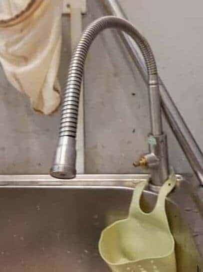 Vòi nước bị rỉ nước và chảy yếu do cặn bẩn tích tụ