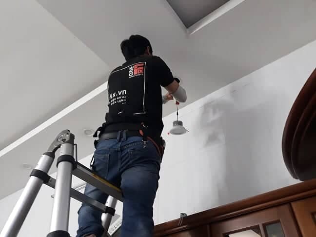 Nâng cấp lên các loại đèn LED hiện đại như LED âm trần là một giải pháp chiếu sáng hiệu quả và thẩm mỹ.