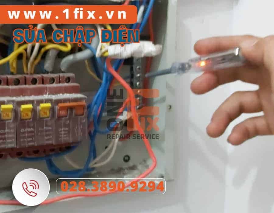 Thợ 1Fix sử dụng máy dò chuyên dụng để tìm điểm chập điện âm tường tại Quận 10