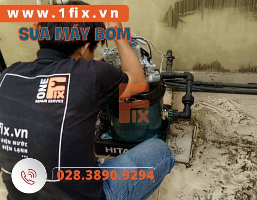Thợ 1Fix đang kiểm tra và sửa chữa máy bơm nước bị chập điện tại Quận 8
