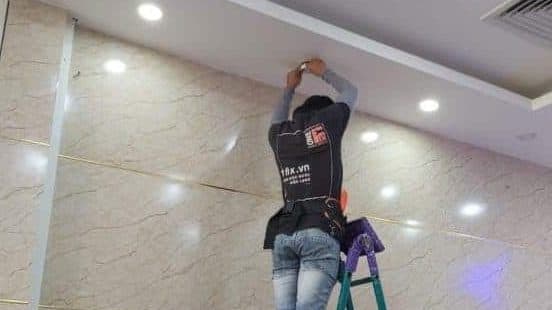 Đèn LED âm trần sau khi lắp đặt hoàn chỉnh, mang lại ánh sáng đều và thẩm mỹ cho không gian.