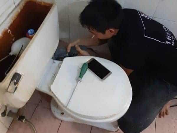 Tháo các ốc vít cũ để thay thế ron cao su giữa két nước và thân bồn cầu