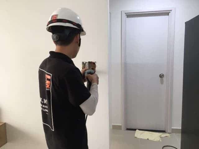 Quá trình đi lại đường dây điện ngầm cho ổ cắm và công tắc trong ống gen bảo vệ tại công trình.