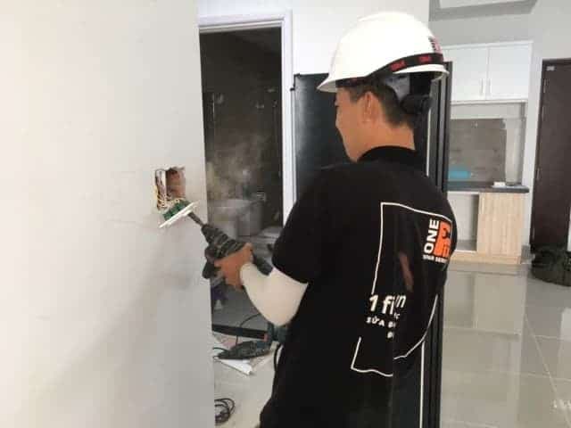 Ổ cắm điện sau khi được di dời và hoàn thiện, sẵn sàng để gia chủ sử dụng một cách an toàn và tiện lợi.