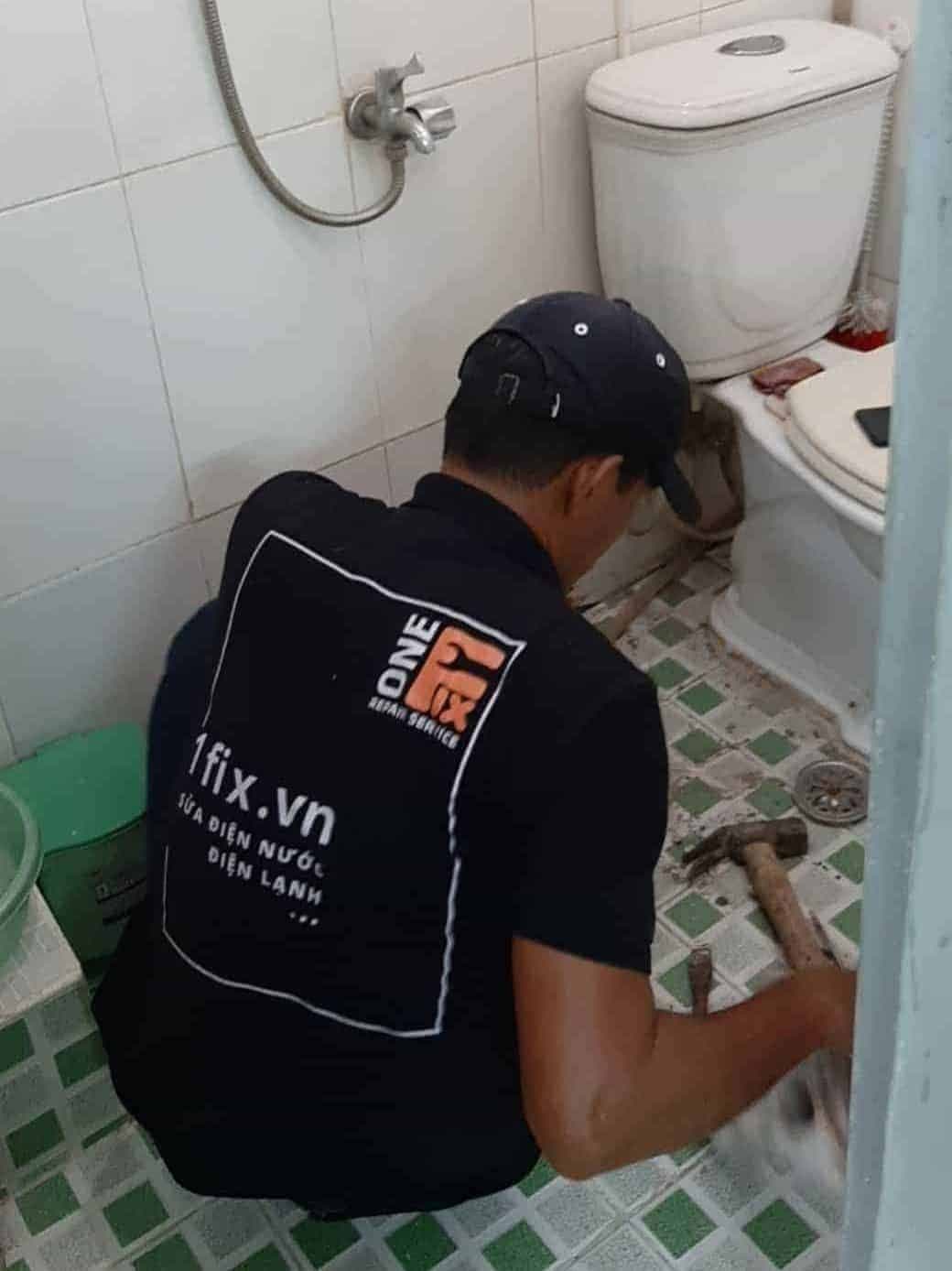 Bồn Cầu Bị Nghẹt Đầy Nước Phải Làm Sao? Cách Xử Lý Nhanh