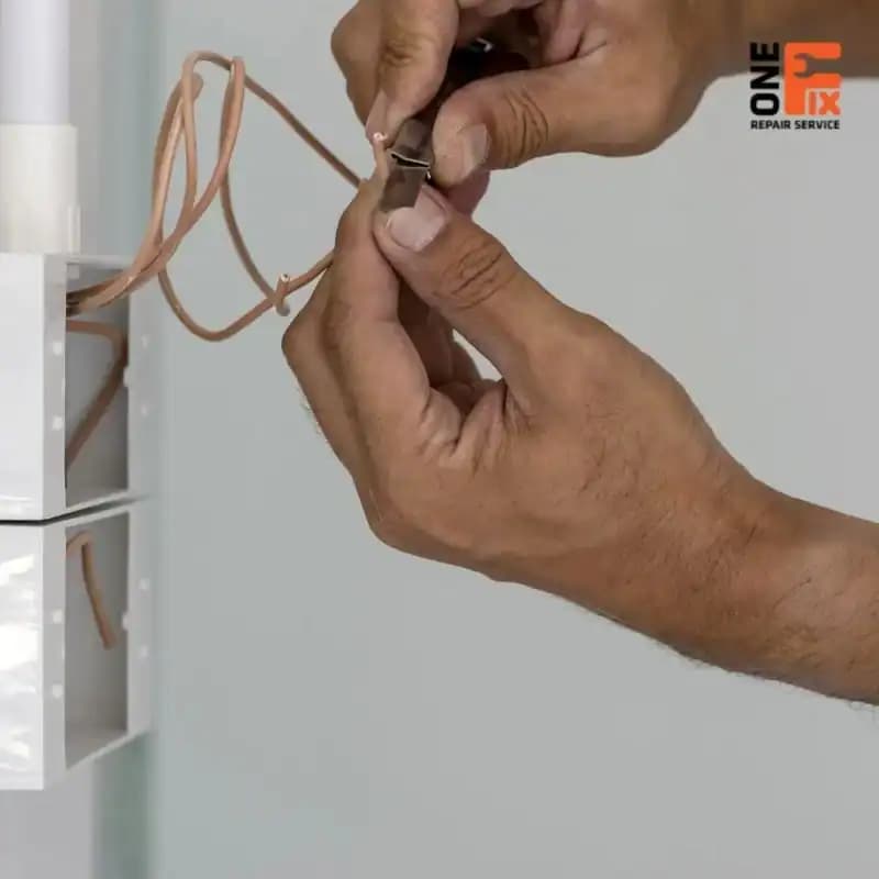 Mối nối dây điện cần được thực hiện đúng kỹ thuật và bọc cách điện cẩn thận để tránh chập cháy.