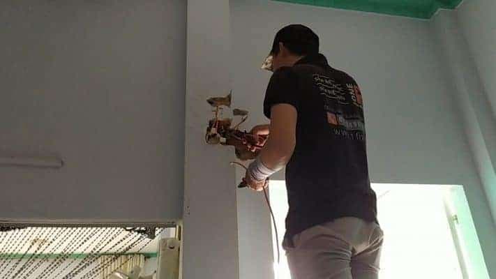 Thợ 1Fix sử dụng thiết bị chuyên dụng kiểm tra hệ thống điện âm tường tại TPHCM