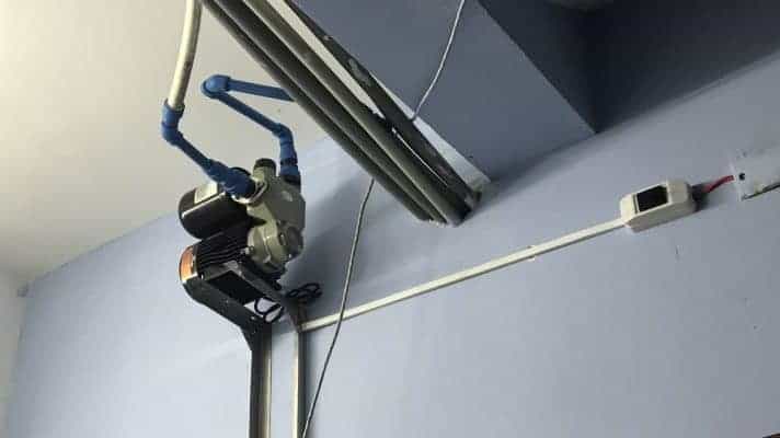 Thợ 1Fix đang lắp đặt bơm tăng áp cho bình nóng lạnh tại nhà khách hàng ở TPHCM.