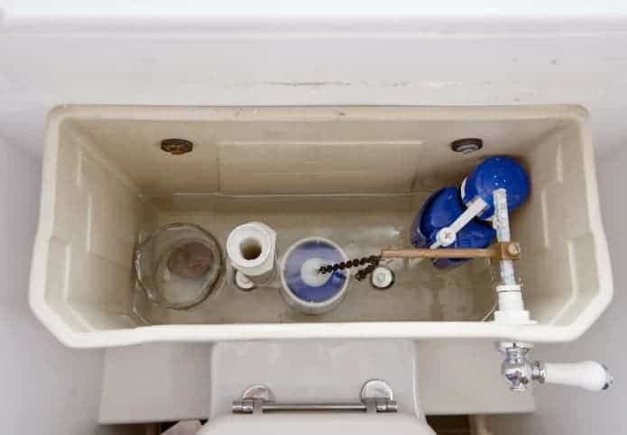 Cận cảnh một vết nứt nghiêm trọng trên thân bồn cầu, cần phải thay thế ngay lập tức.