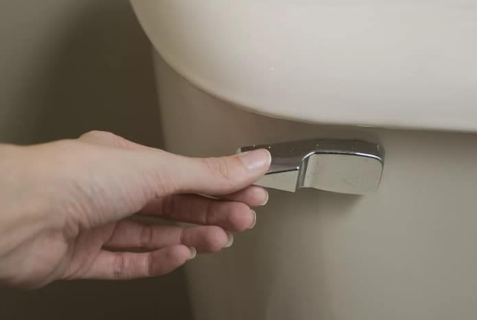 Thợ 1Fix hoàn tất việc thay thế bồn cầu bị bể, đảm bảo hoạt động ổn định và an toàn.