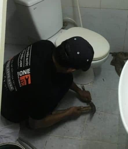 Thợ 1Fix kiểm tra tình trạng bồn cầu bị vỡ do va đập.