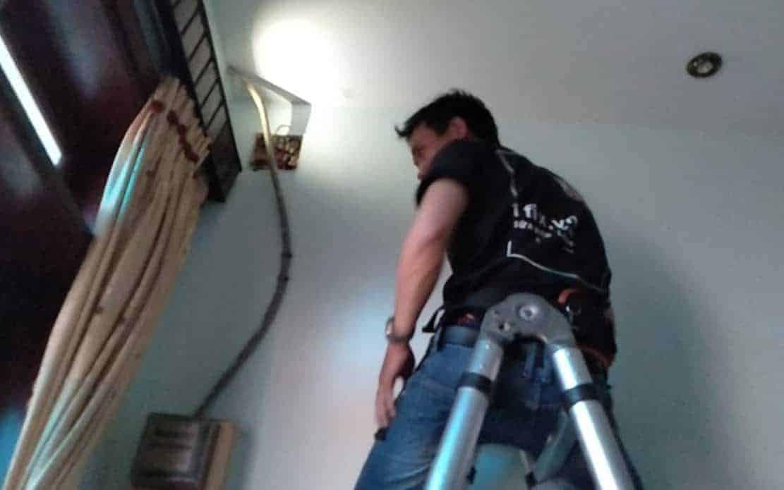 Thợ điện chuyên nghiệp của 1Fix đang đấu nối lại đường dây điện bị sự cố.