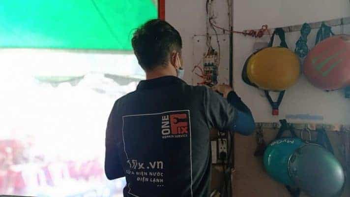 Thợ điện 1Fix đang kiểm tra, sửa chữa aptomat 1 pha tại nhà khách hàng TPHCM