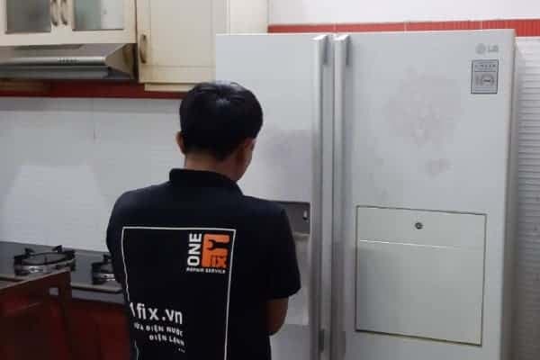 Linh kiện bên trong tủ lạnh cần được kiểm tra bởi thợ chuyên nghiệp.
