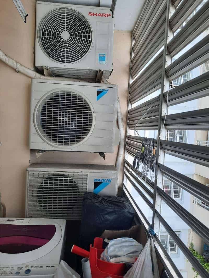 Thợ 1Fix đang kiểm tra và lắp đặt dàn lạnh tại nhà khách hàng ở huyện Nhà Bè