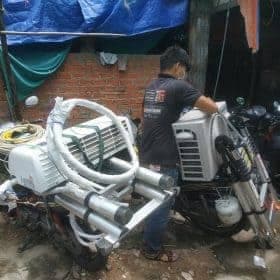 Thợ điện lạnh 1Fix đang kiểm tra lại hoạt động của máy lạnh sau khi hoàn tất lắp đặt tại nhà khách hàng ở Quận 7.