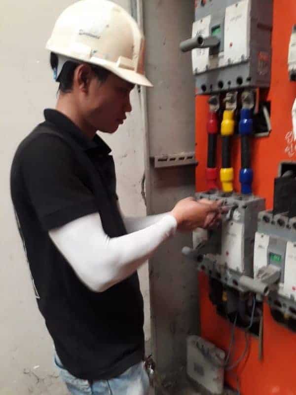Thợ điện 1Fix đang xử lý hệ thống cáp điện phức tạp