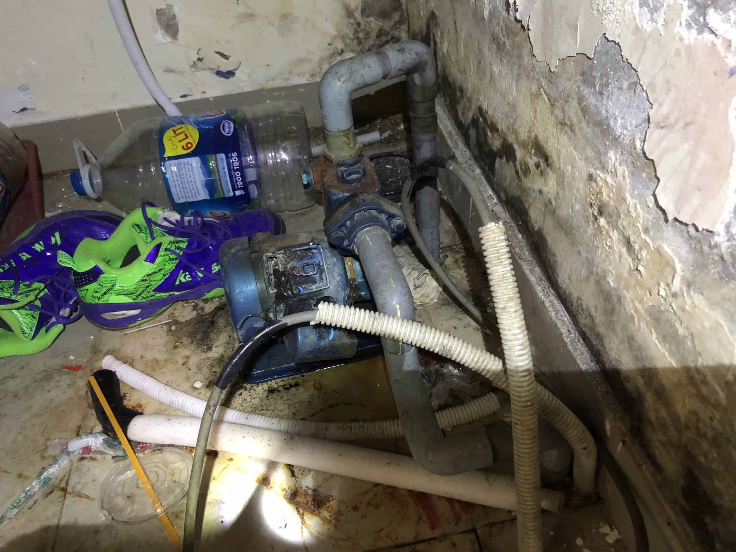 Thợ Nguyễn Thuận của 1Fix đang kiểm tra và sửa máy bơm nước tại quận 10.