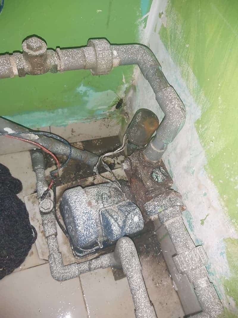 Thợ 1Fix đang kiểm tra và sửa máy bơm nước chuyên nghiệp tại một hộ gia đình ở Quận 7