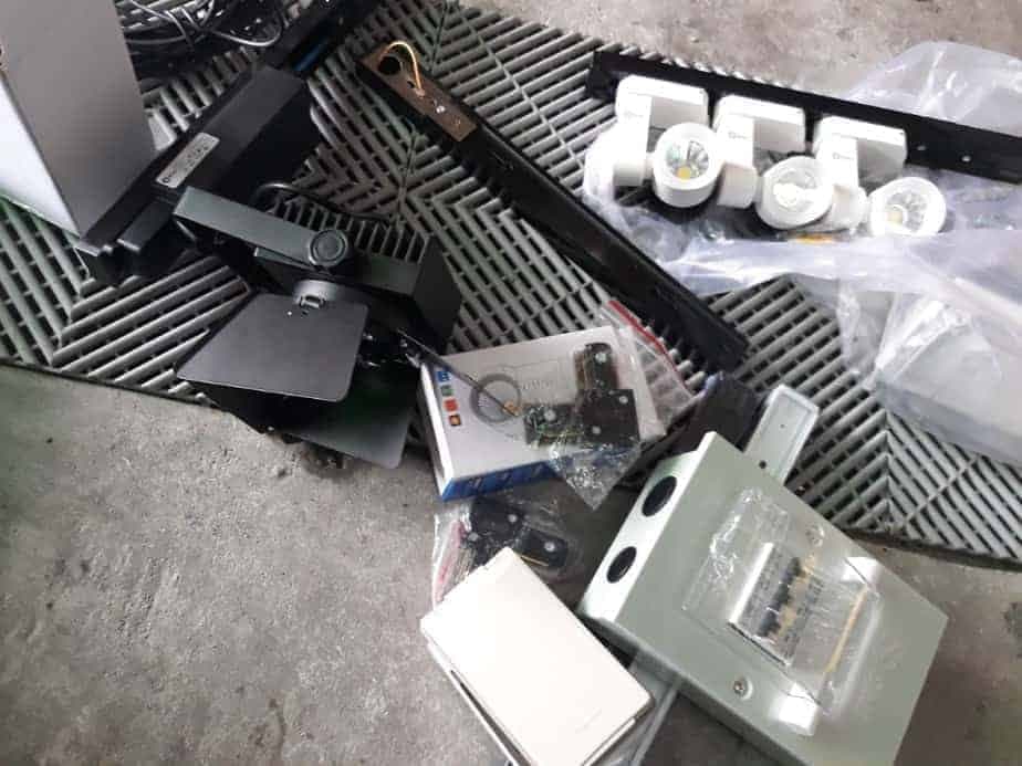 Hệ thống đèn LED trang trí mang phong cách công nghiệp cho studio tại Quận 12.