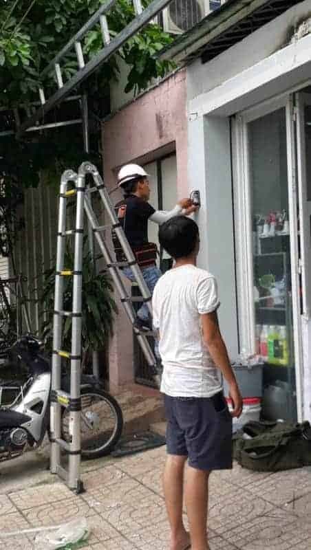 Thi công đi dây nguồn cho hệ thống đèn LED ngoài trời, đảm bảo an toàn và chống thấm.