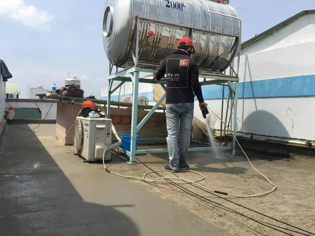 Thợ 1Fix đang sửa chữa bồn nước và hệ thống cấp thoát nước trong nhà vệ sinh.