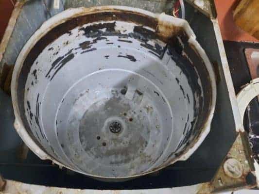 Thợ 1Fix đang kiểm tra và sửa chữa máy giặt tại nhà khách hàng ở Gò Vấp