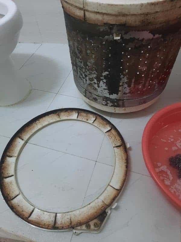 Thợ 1Fix đang kiểm tra và chẩn đoán sự cố máy giặt tại nhà khách hàng ở quận Phú Nhuận.