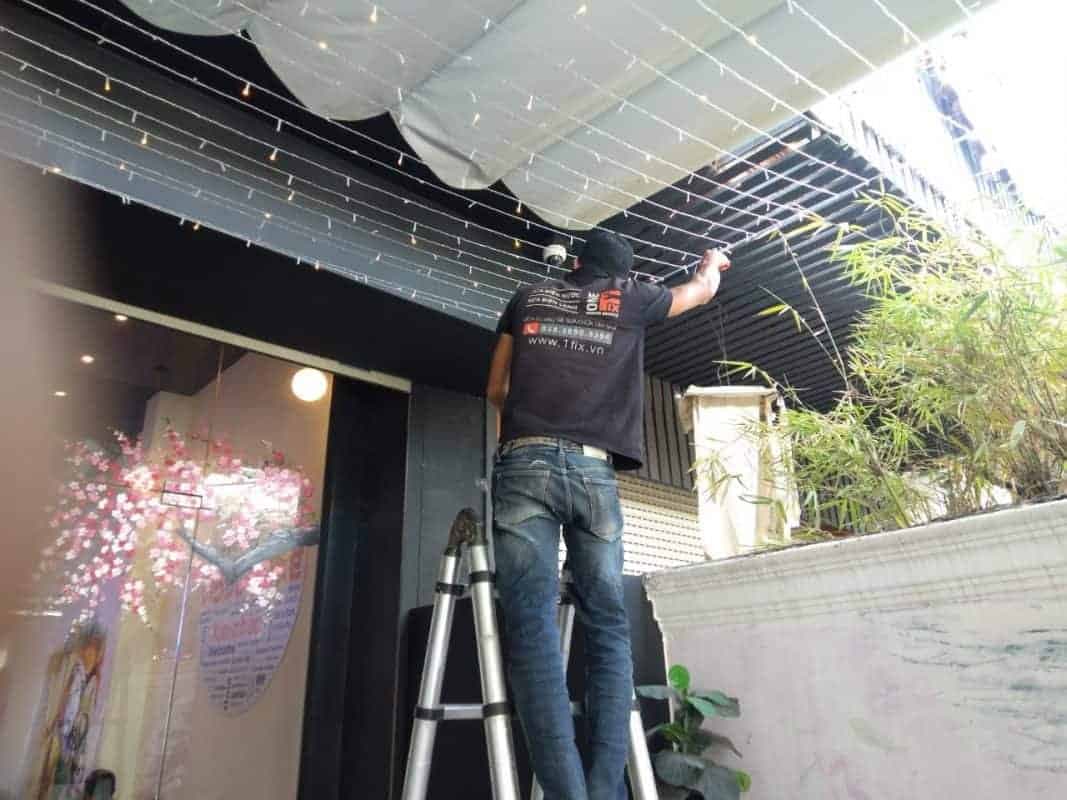 Thợ sửa điện Quận 6 của 1Fix đang kiểm tra hệ thống điện 3 pha cho một cơ sở kinh doanh.