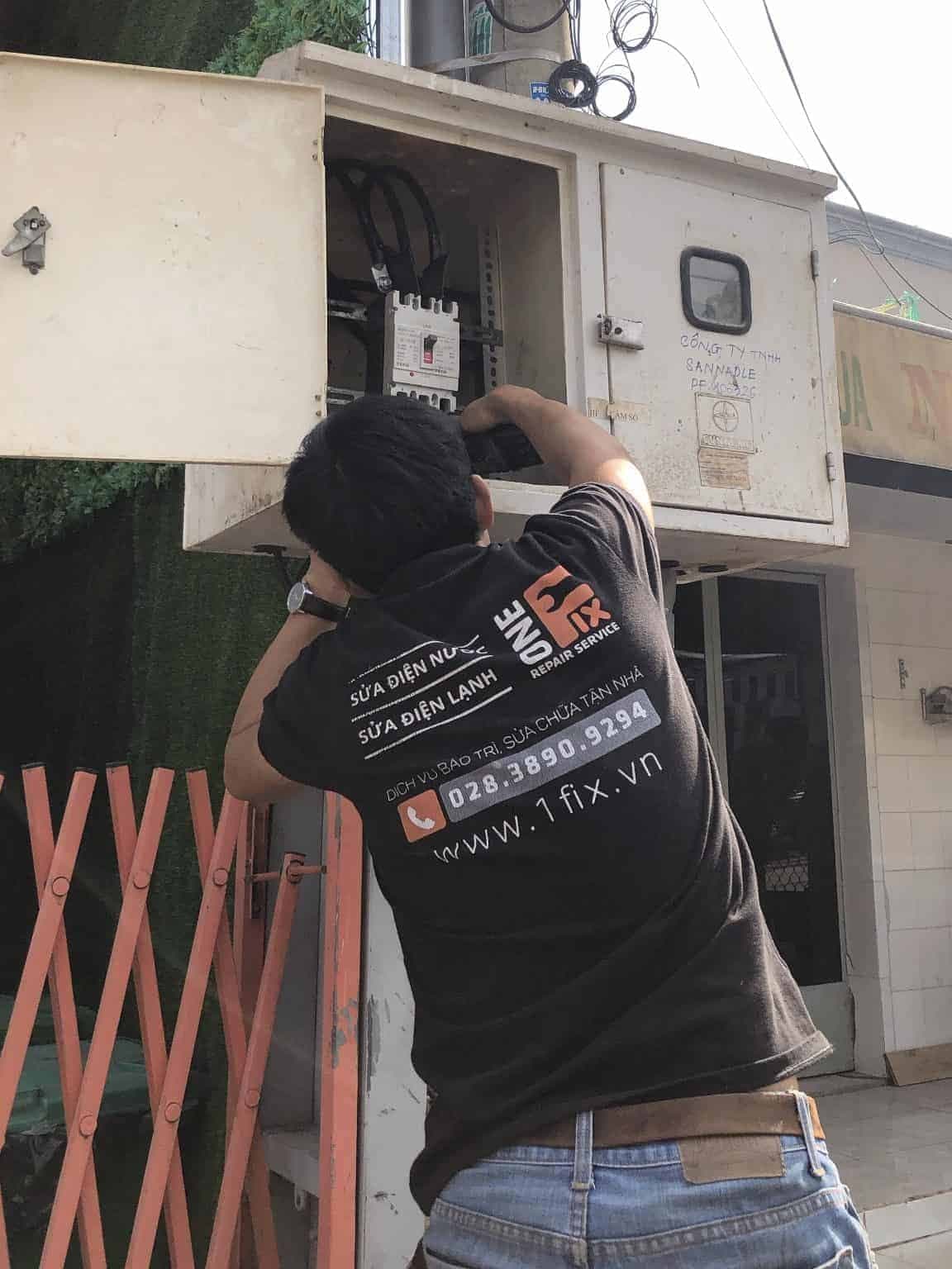 Thợ điện đang kiểm tra hệ thống điện 3 pha phức tạp