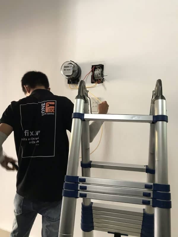 Thợ 1Fix đang lắp đặt công tơ điện 3 pha tại TPHCM