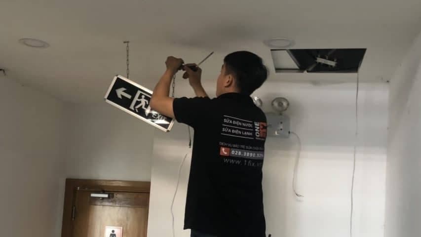 Thợ 1Fix đang kiểm tra hệ thống điện tại tủ tổng của một căn hộ chung cư.