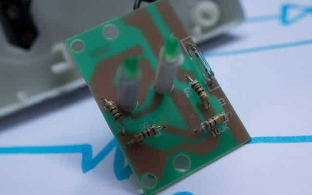 Các linh kiện điện tử rẻ tiền bên trong hộp tiết kiệm điện