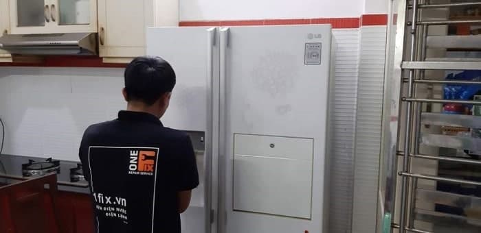 Thợ 1Fix chuyên sửa tủ lạnh LG tại TPHCM với đầy đủ dụng cụ.