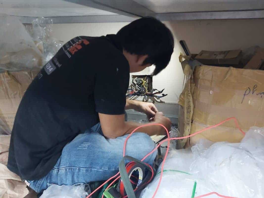 Hình ảnh một bộ chuyển đổi điện áp (biến áp) màu đen, thiết bị cần thiết để chuyển điện từ 110V sang 220V và ngược lại.