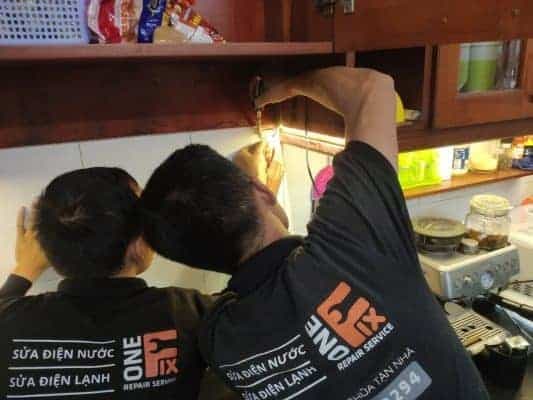 Không gian bếp trở nên ấm cúng và sang trọng hơn sau khi lắp đèn led tủ bếp.