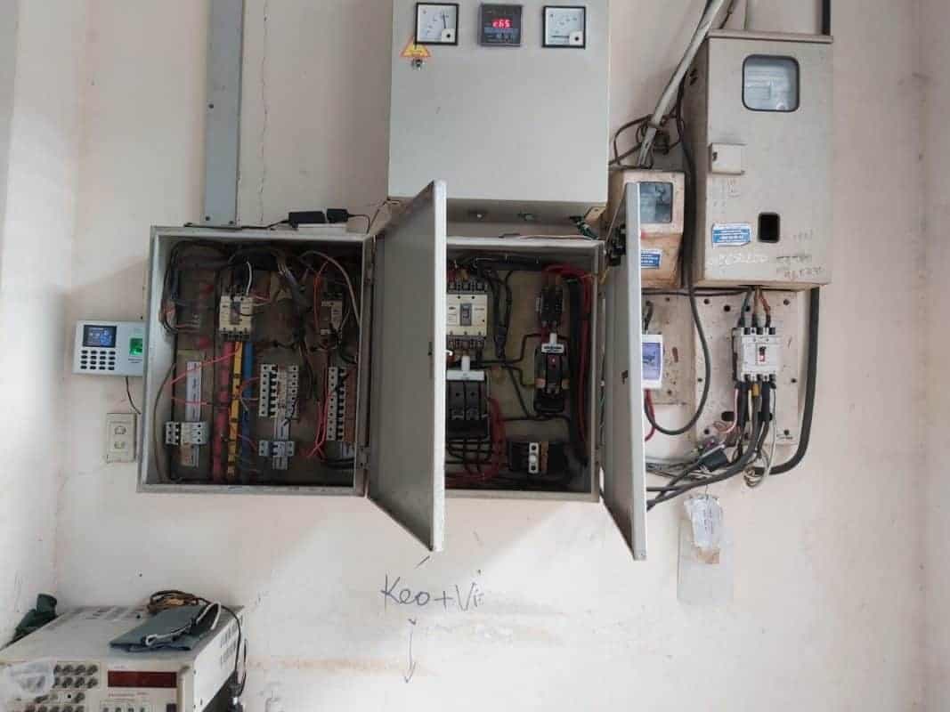 Thợ điện chuyên nghiệp sử dụng vôn kế để đo điện áp