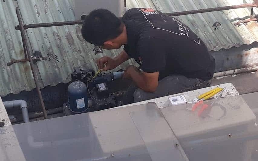 Cận cảnh máy bơm tăng áp được lắp đặt đúng kỹ thuật với van một chiều và các mối nối chắc chắn.