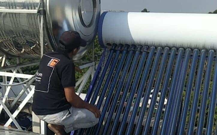 Thợ 1Fix đang thi công lắp đặt đường nước nóng lạnh chuyên nghiệp cho nhà vệ sinh.