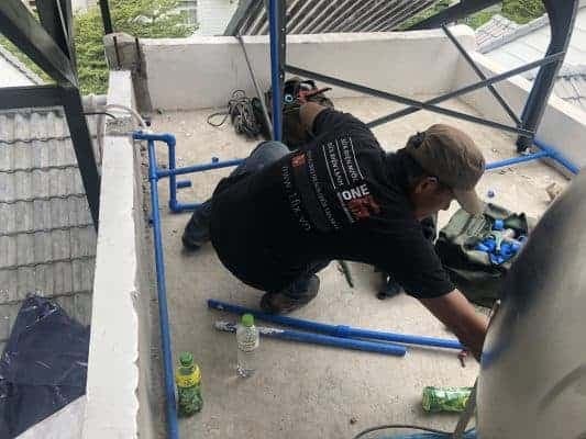 Thợ 1Fix đang thi công lắp đặt đường ống nước với các phụ kiện chuyên dụng.