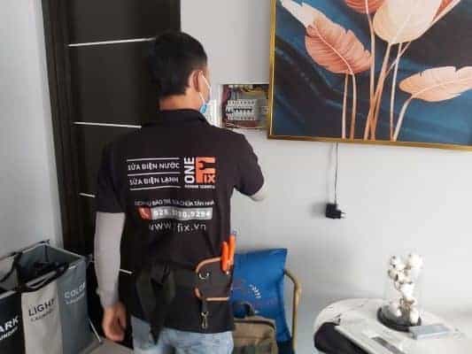 Cơ cấu đĩa cảm ứng bên trong một rơ le quá dòng, cho phép tạo ra độ trễ thời gian khi tác động.