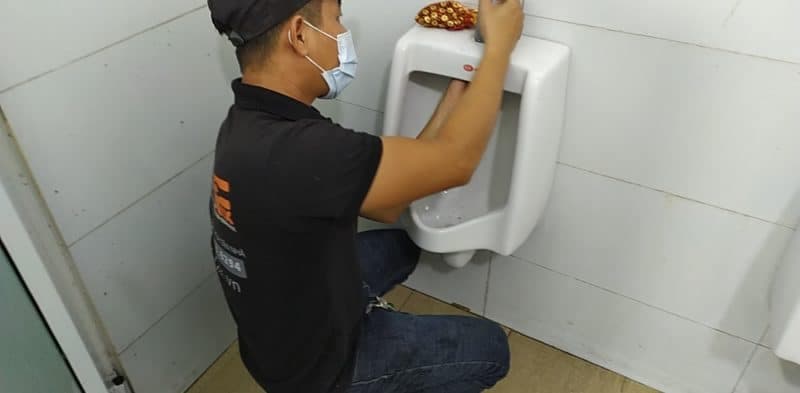 Thợ 1Fix đang kiểm tra và xử lý bồn cầu thoát nước chậm tại nhà khách hàng ở TPHCM.