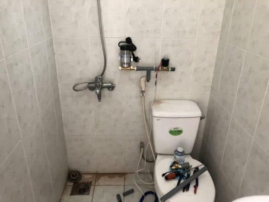 Thợ 1Fix kiểm tra và sửa bồn cầu bị tắc tại Quận 2.