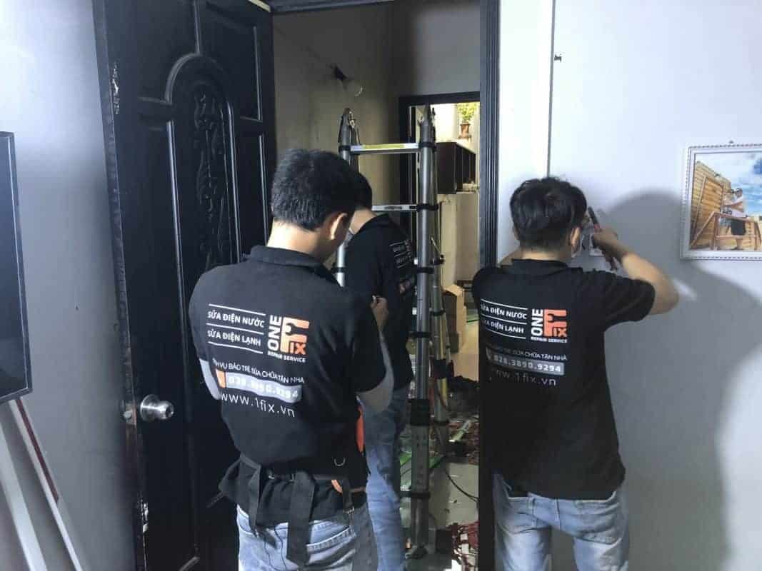 Kỹ thuật viên 1Fix.vn tư vấn và xử lý sự cố điện 3 pha cho khách hàng tại một biệt thự ở TPHCM
