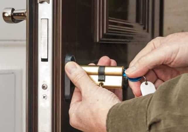 Thợ đang kiểm tra sự cố khóa cửa tay gạt bị hỏng.