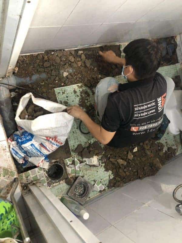 Tường chung cư bị thấm nước nghiêm trọng với lớp sơn bong tróc và các vết ố vàng.