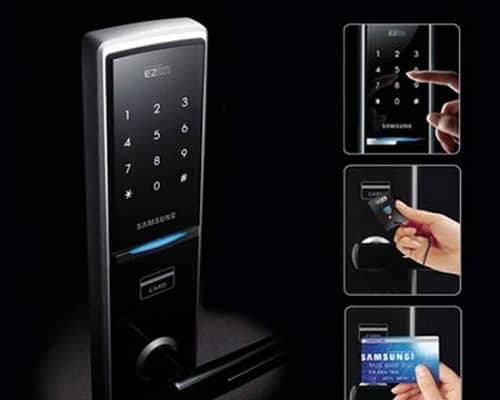 Khóa cửa điện tử thông minh đang gặp sự cố cần sửa chữa