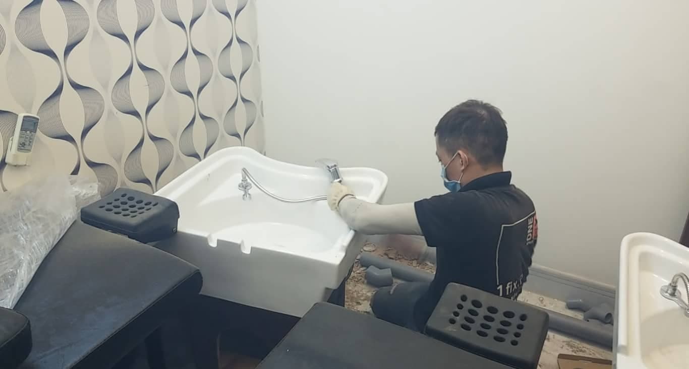 Thợ 1Fix sử dụng máy dò rò rỉ nước chuyên dụng để xác định vị trí hỏng hóc của bồn tắm đứng.