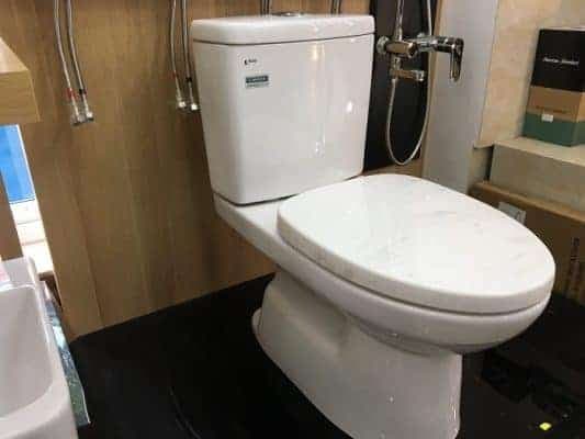 Thợ 1Fix chuyên nghiệp đang kiểm tra và sửa chữa bồn cầu Inax tại nhà khách hàng.